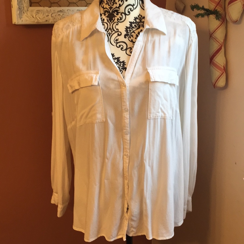 🐭White long sleeve button down🐭🐭lace trim🐭